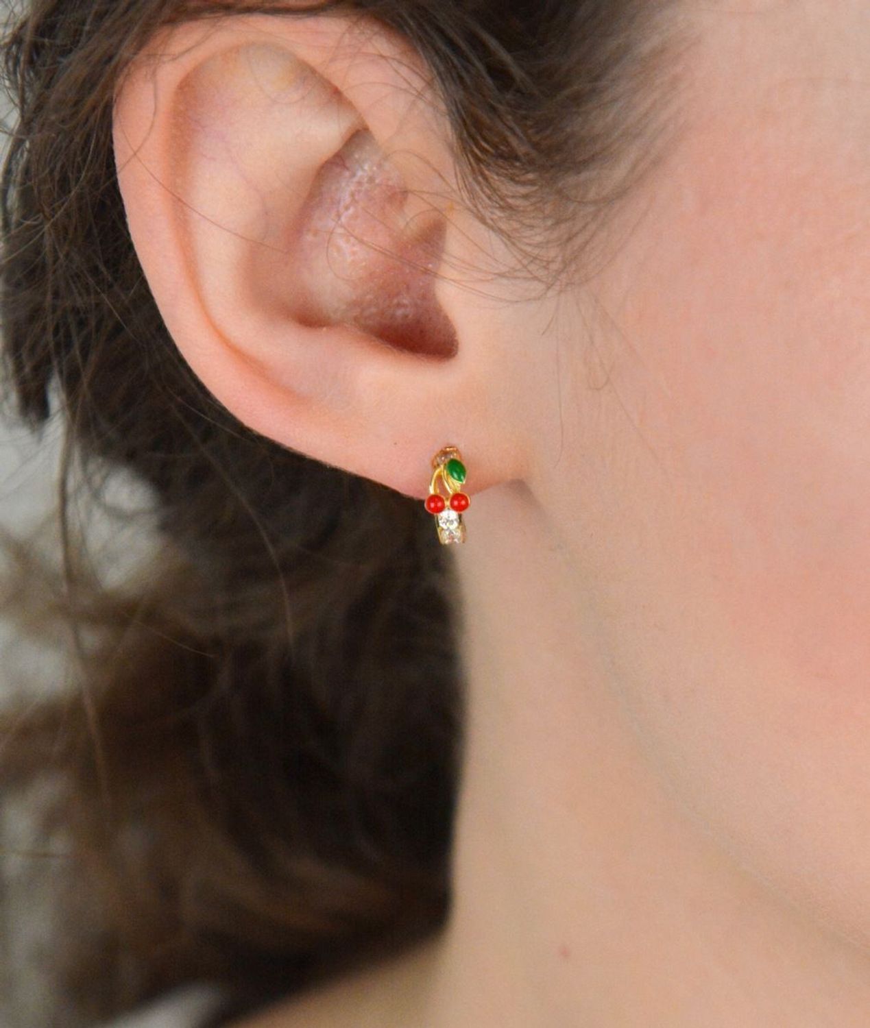 Złote kolczyki dziecięce kółka z wisienkami i białymi cyrkoniami 585 KL 3336.jpg